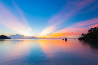 Nefes kesen renkli sunset bulvarında tropikal deniz, Tayland