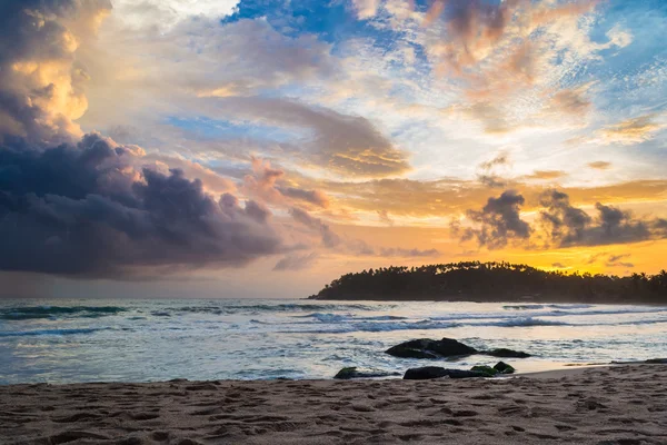 Farbenfroher Himmel bei Sonnenuntergang am tropischen Wüstenstrand — Stockfoto