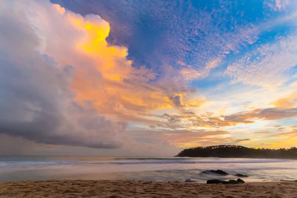 Farbenfroher Himmel bei Sonnenuntergang am tropischen Wüstenstrand — Stockfoto