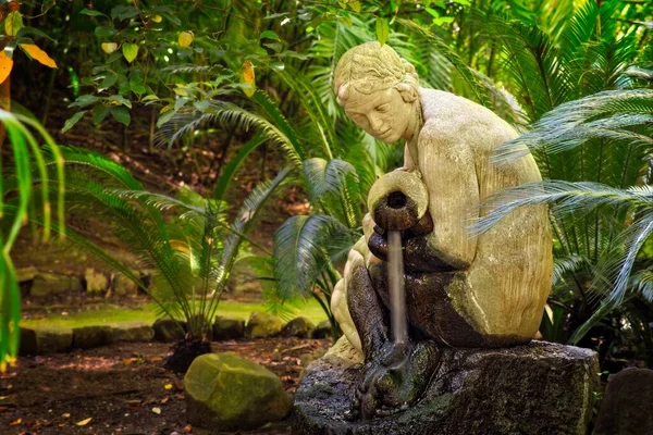 Estatua Una Ninfa Estanque Del Jardín Botánico Concepción Málaga España —  Fotos de Stock