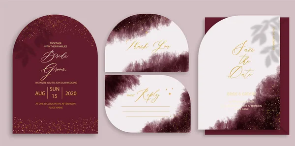 Modern düğün davetiyesi, bordo ve altın düğün davetiyesi şablonu, yaprak gölgesi ve el yapımı kaligrafi ile kemer şekli..