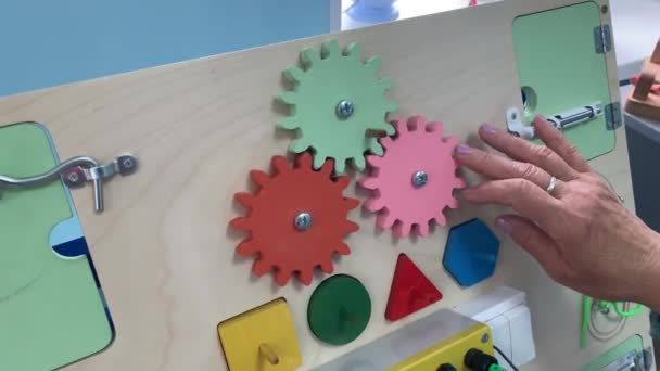 Femmes âgées tournent des cercles en bois colorés sur une planche pour restaurer la motilité après une maladie précédente — Video