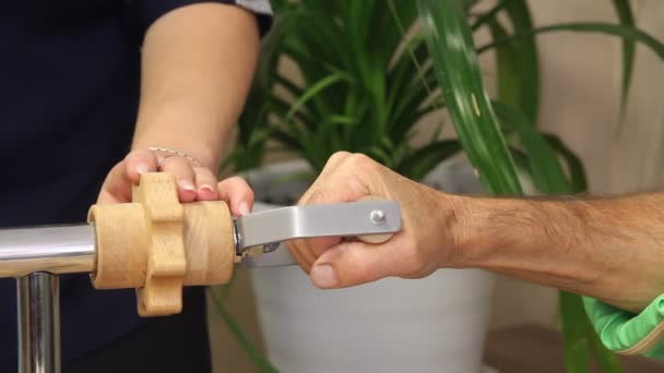 Close-up of an elderly mans hand is engaged in rehabilitation exercises hand — Stock Video