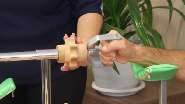 Primo piano di un anziano mans mano è impegnata in esercizi di riabilitazione mano — Video Stock