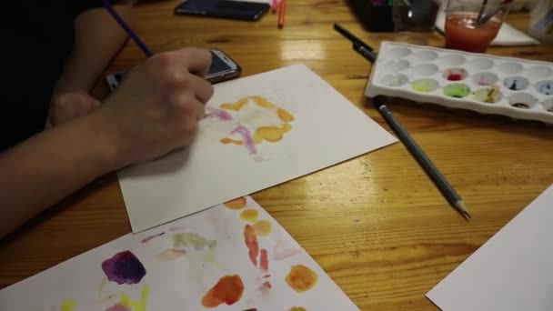 Tintas, pincéis e álbuns na mesa. Tiro desenho vista superior — Vídeo de Stock