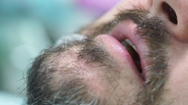Hombre de mediana edad con bigote y barba en la cita con el dentista — Vídeo de stock