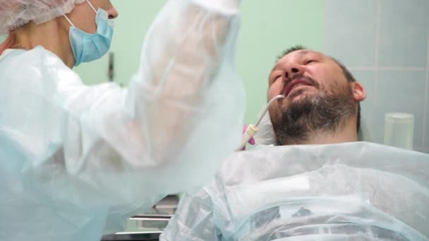 Hombre de mediana edad con bigote y barba en la cita con el dentista — Vídeo de stock