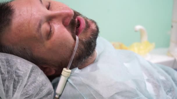 Hombre de mediana edad con bigote y barba en la cita con el dentista — Vídeo de stock