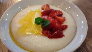 Beyaz tabakta nane ve meyve ile Semolina lapası