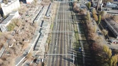 Güneşli bir günde yazın bir şehir manzarasının hava fotoğrafçılığı