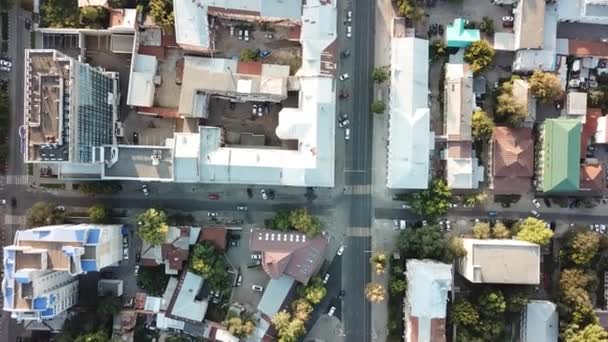 Luftaufnahme eines Stadtbildes im Sommer an einem sonnigen Tag — Stockvideo