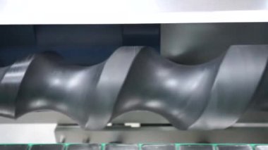 Fabrikada torna tezgahında çalışıyorum.
