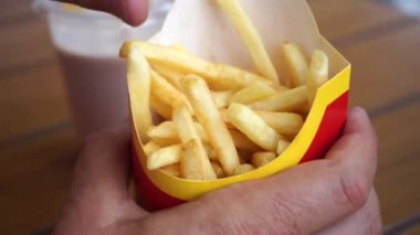 Kafede yakın plan patates kızartması.