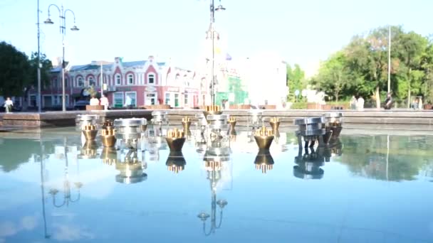 Fontana non funzionante in piazza durante il giorno — Video Stock