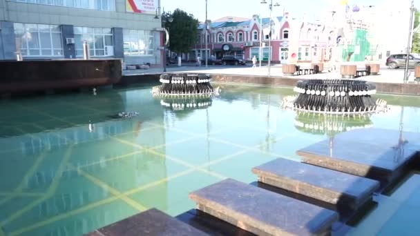 Fontaine non fonctionnelle sur la place de la ville pendant la journée — Video