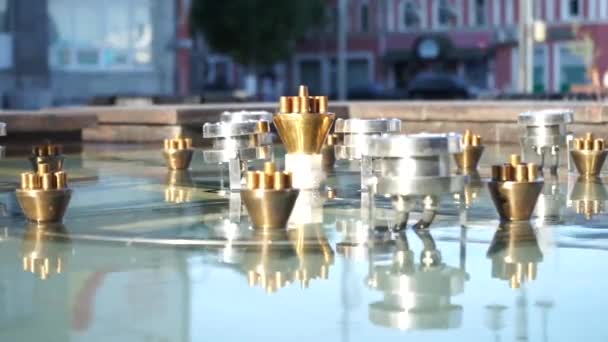 Tagsüber nicht funktionierender Brunnen am Stadtplatz — Stockvideo