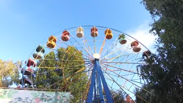 Part of attractions. Ferris wheel in summer on a sunny day — Stock Video