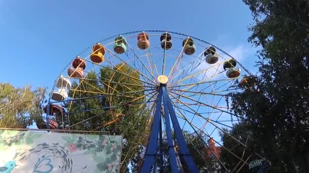 Onderdeel van attracties. Ferris wiel in de zomer op een zonnige dag — Stockvideo
