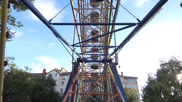 Part of attractions. Ferris wheel in summer on a sunny day — Stock Video