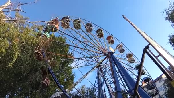 Parte de las atracciones. Rueda de la fortuna en verano en un día soleado — Vídeos de Stock