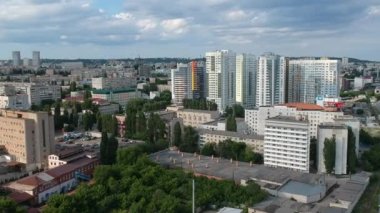 Alttan yük taşımak için yüzen bir vincin havadan çekilmiş fotoğrafı.