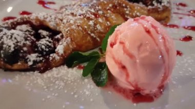 Meyveli turta ve beyaz tabakta dondurma.