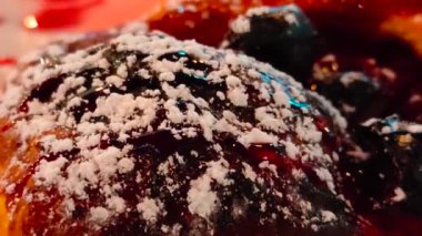 Meyveli turta ve beyaz tabakta dondurma.