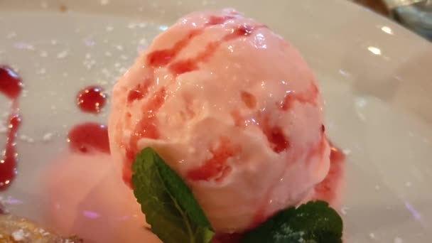 Štrůdl s bobulovou náplní a zmrzlinou na bílém talíři — Stock video