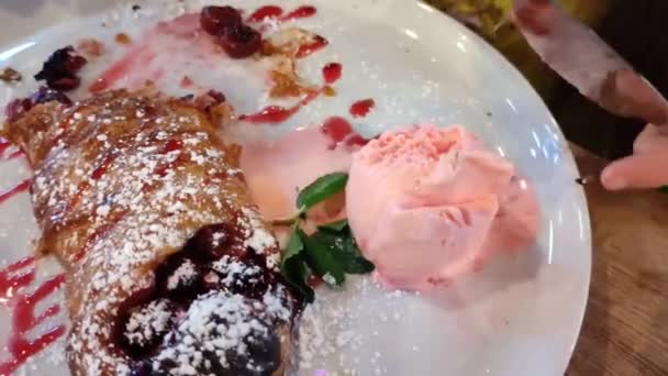 Strudel avec remplissage de baies et crème glacée sur une assiette blanche — Video