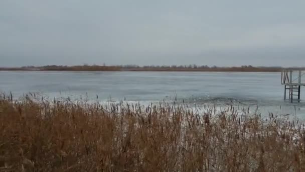 Vue aérienne de la rivière gros plan par temps nuageux — Video