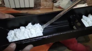 Kapı kurulum süreci. Poliüretan köpük metal bir parçaya sıkışıyor.