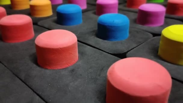 Gros boutons multicolores sur fond noir gros plan — Video