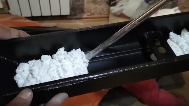 Ajtószerelési folyamat. A poliuretán habot egy fémrészre préselik — Stock videók