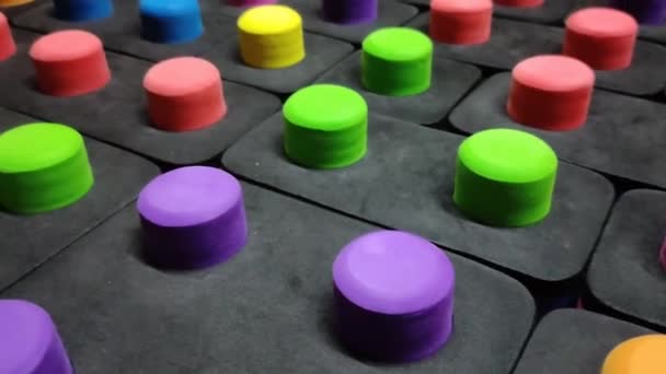 Gros boutons multicolores sur fond noir gros plan — Video