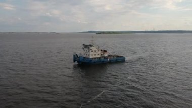 Alttan yük taşımak için yüzen bir vincin havadan çekilmiş fotoğrafı.