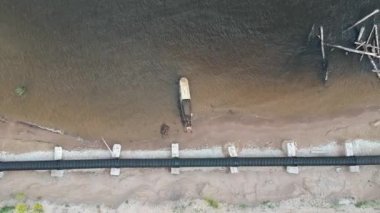 Alttan yük taşımak için yüzen bir vincin havadan çekilmiş fotoğrafı.