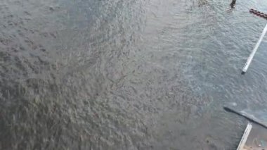 Bulutlu bir günde nehrin havadan görüntüsü