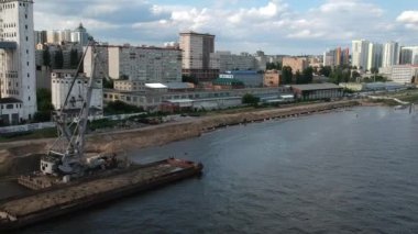 Güneşli bir günde yazın bir şehir manzarasının hava fotoğrafçılığı