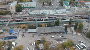 Güneşli bir günde yazın bir şehir manzarasının hava fotoğrafçılığı