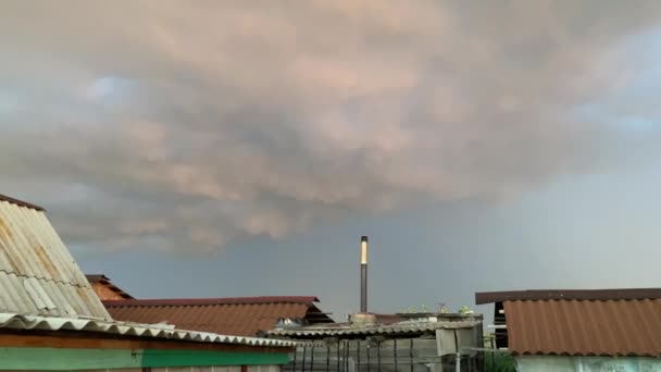 Thunderous himmel med åska och blixtar på kvällen vid solnedgången — Stockvideo