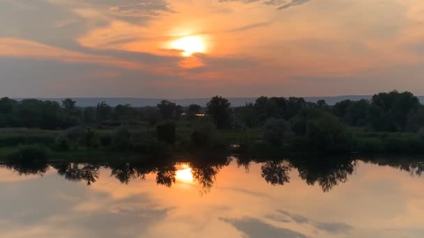 Wieczorny krajobraz w lecie o zachodzie słońca nad rzeką — Wideo stockowe