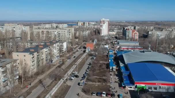 Аерофотозйомка міського пейзажу влітку на сонячний день — стокове відео