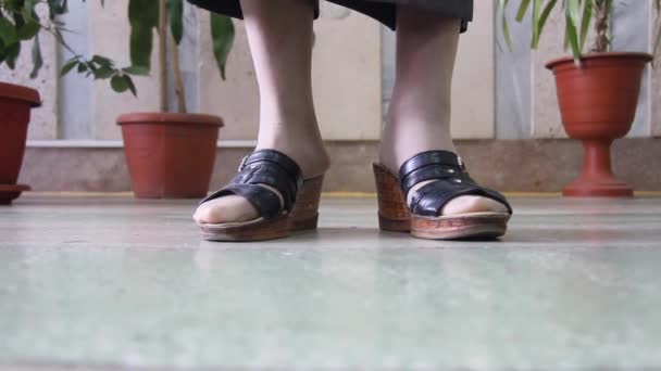 Kaki perempuan di sandal berbelok di depan kamera close-up — Stok Video