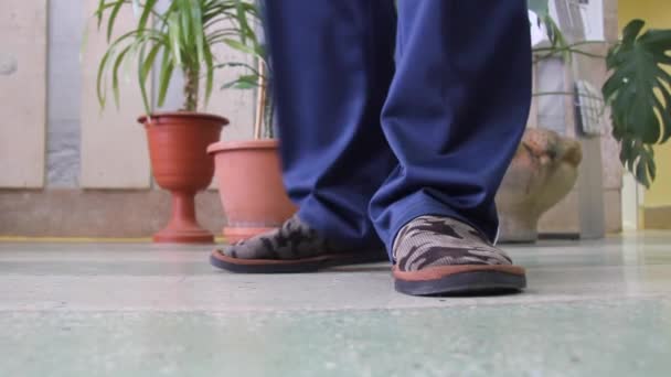 Męskie nóżki w kapciach odwróć się przed kamerą zbliżenie — Wideo stockowe