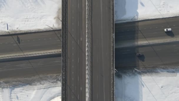晴れた日に冬に移動車との道路の接合部の空中写真 — ストック動画