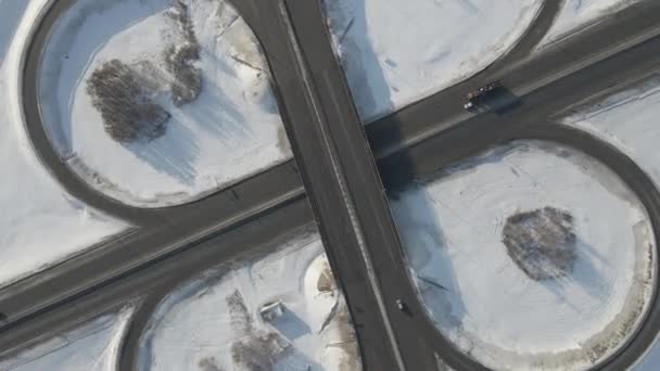 Аерофотозйомка дорожнього вузла з переміщенням автомобілів взимку в сонячний день — стокове відео