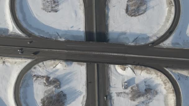 Fotografia aerea di un incrocio stradale con auto in movimento in inverno in una giornata di sole — Video Stock