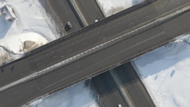 Fotografia aerea di un incrocio stradale con auto in movimento in inverno in una giornata di sole — Video Stock