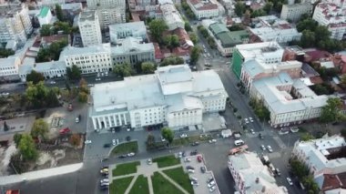Güneşli bir günde yazın bir şehir manzarasının hava fotoğrafçılığı
