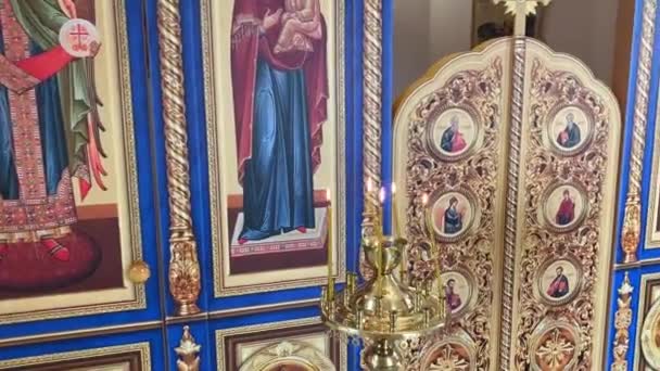 Panorama da decoração de interiores da capela close-up, ícones e velas — Vídeo de Stock
